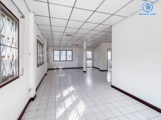 *****บ้านเดี่ยวมือสอง ม.รังสิตการ์เด้นท์วิลล์ รังสิต-นครนายก บ้านเดี่ยวสไตล์โมเดิร์น บรรยากาศร่มรื่น น่าอยู่ บนเนื้อที่ 50 ตร.ว. 4 ห้องนอน 2 ห้องน้ำ 1 ที่จอดรถ พร้อมเข้าอยู่ได้เลย บนทำเลที่เชื่อมต่อถนนรังสิต-องครักษ์, คลอง4 ใกล้ห้างสรรพสินค้าฟิวเจอร์พาร์ครังสิต